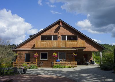 Seminar und Ferienhaus - Nebengebäude mit kleinem Seminarraum, Speiseraum, Küche und Schwimmbad mit Sauna