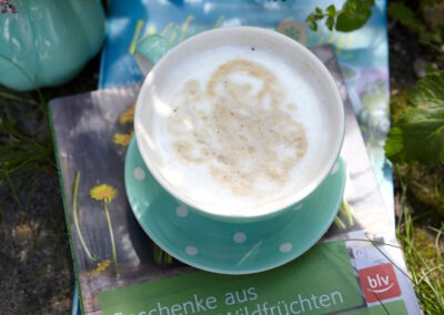 Zeit zum Entspannen mit Buch und einer Tasse Kaffee